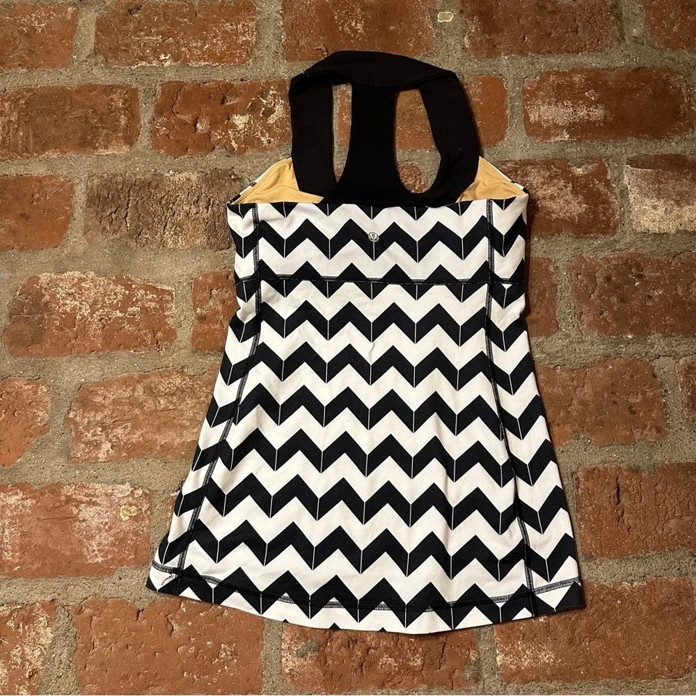 Lululemon Scoop Neck Tank in the "Arrow Chevron Polar Cream Black" pattern sz 6 - Picture 8 of 16